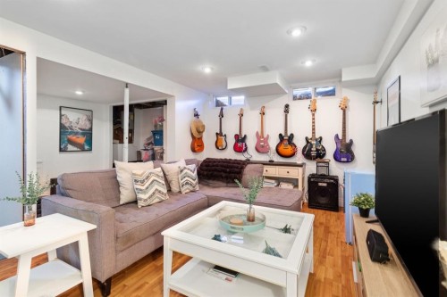 3-5315 53 Avenue Nw, Calgary, AB - Indoor Photo Showing Living Room