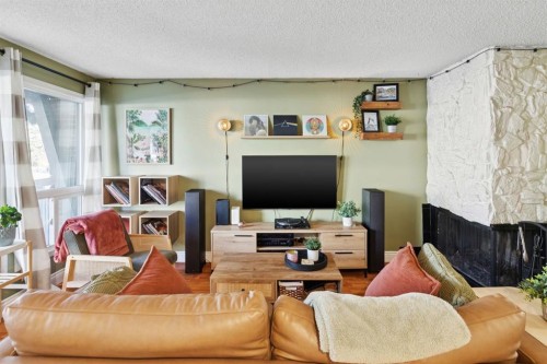 3-5315 53 Avenue Nw, Calgary, AB - Indoor Photo Showing Living Room