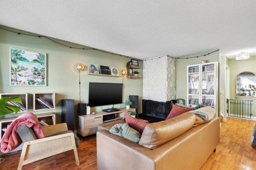 3-5315 53 Avenue Nw, Calgary, AB - Indoor Photo Showing Living Room