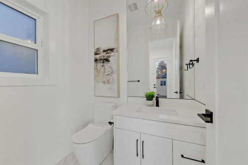 911 22 Avenue Nw, Calgary, AB - Indoor Photo Showing Bathroom