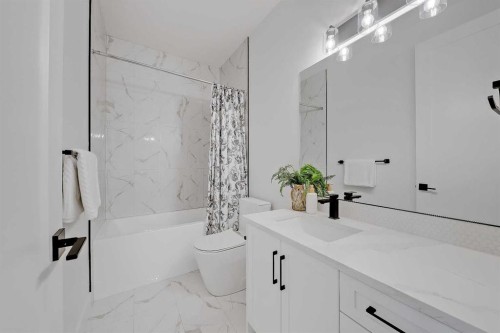 911 22 Avenue Nw, Calgary, AB - Indoor Photo Showing Bathroom