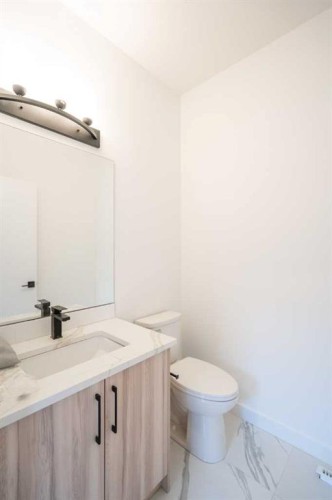 90 Baysprings Terrace Sw, Airdrie, AB - Indoor Photo Showing Bathroom