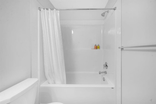 4397 Seton Drive Se, Calgary, AB - Indoor Photo Showing Bathroom