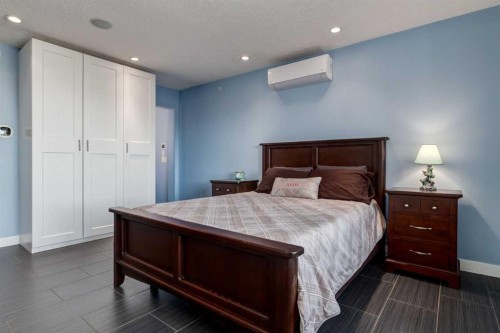 5001 30 Avenue Sw, Calgary, AB - Indoor Photo Showing Bedroom