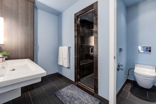 5001 30 Avenue Sw, Calgary, AB - Indoor Photo Showing Bathroom