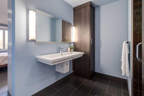 5001 30 Avenue Sw, Calgary, AB - Indoor Photo Showing Bathroom