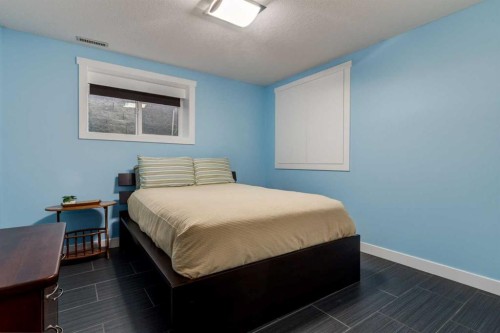 5001 30 Avenue Sw, Calgary, AB - Indoor Photo Showing Bedroom