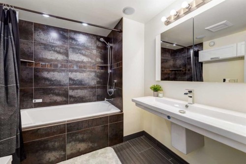 5001 30 Avenue Sw, Calgary, AB - Indoor Photo Showing Bathroom