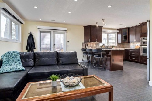 5001 30 Avenue Sw, Calgary, AB - Indoor Photo Showing Living Room