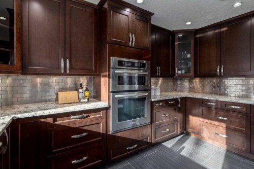 5001 30 Avenue Sw, Calgary, AB - Indoor Photo Showing Kitchen