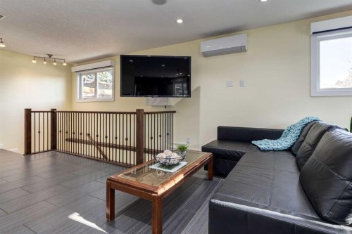 5001 30 Avenue Sw, Calgary, AB - Indoor Photo Showing Living Room