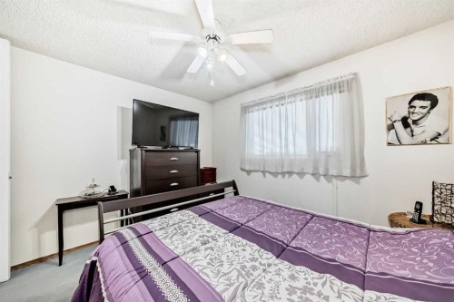 2205 80 Avenue Se, Calgary, AB - Indoor Photo Showing Bedroom