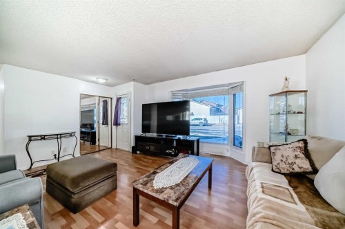 2205 80 Avenue Se, Calgary, AB - Indoor Photo Showing Living Room