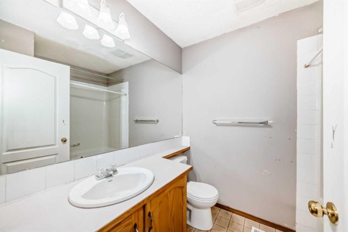 152 Saddlecreek Terrace Ne, Calgary, AB - Indoor Photo Showing Bathroom