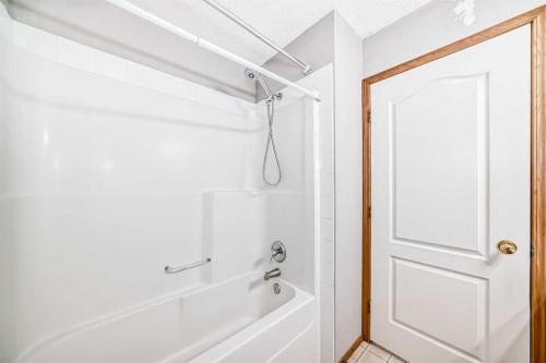 152 Saddlecreek Terrace Ne, Calgary, AB - Indoor Photo Showing Bathroom