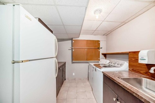 152 Saddlecreek Terrace Ne, Calgary, AB - Indoor Photo Showing Kitchen