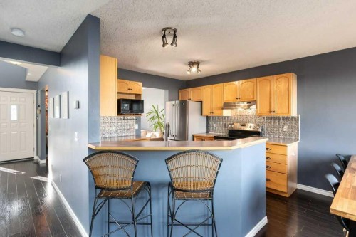 28 Everstone Way Sw, Calgary, AB - Indoor Photo Showing Kitchen