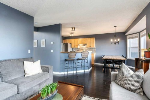28 Everstone Way Sw, Calgary, AB - Indoor Photo Showing Living Room