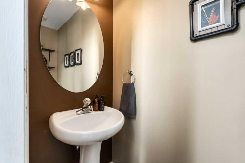 28 Everstone Way Sw, Calgary, AB - Indoor Photo Showing Bathroom