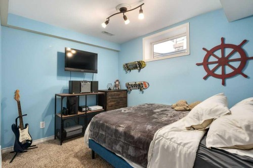 28 Everstone Way Sw, Calgary, AB - Indoor Photo Showing Bedroom