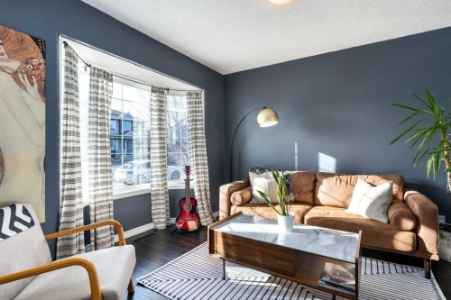 28 Everstone Way Sw, Calgary, AB - Indoor Photo Showing Living Room