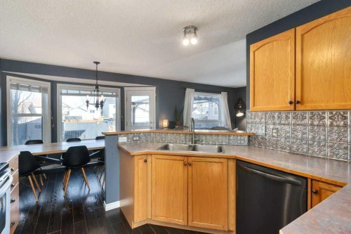 28 Everstone Way Sw, Calgary, AB - Indoor Photo Showing Kitchen