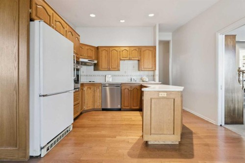 34 Rosery Drive Nw, Calgary, AB - Indoor Photo Showing Kitchen