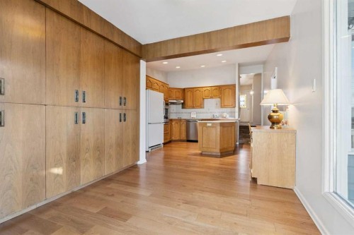 34 Rosery Drive Nw, Calgary, AB - Indoor Photo Showing Kitchen