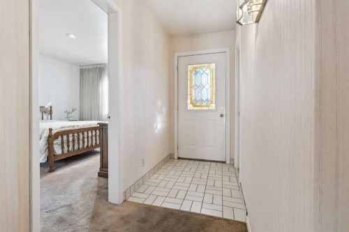 34 Rosery Drive Nw, Calgary, AB - Indoor Photo Showing Other Room