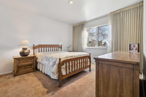34 Rosery Drive Nw, Calgary, AB - Indoor Photo Showing Bedroom