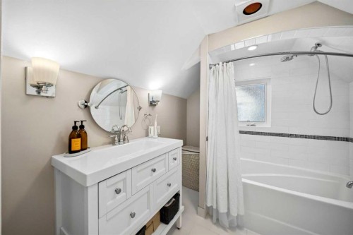 412 17 Avenue Nw, Calgary, AB - Indoor Photo Showing Bathroom