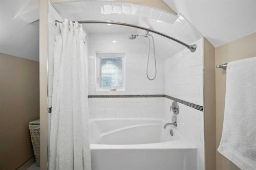 412 17 Avenue Nw, Calgary, AB - Indoor Photo Showing Bathroom
