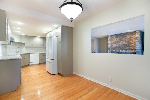 32-275 Woodridge Drive Sw, Calgary, AB - Indoor Photo Showing Kitchen