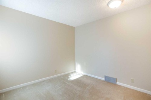 32-275 Woodridge Drive Sw, Calgary, AB - Indoor Photo Showing Other Room