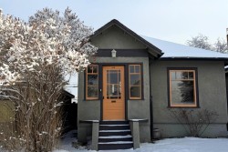 216 9 Street NE Calgary, AB T2E 4K1