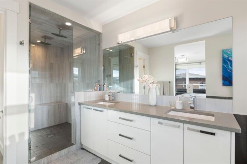 1810 43 Street Nw, Calgary, AB - Indoor Photo Showing Bathroom
