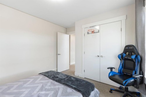 1810 43 Street Nw, Calgary, AB - Indoor Photo Showing Bedroom