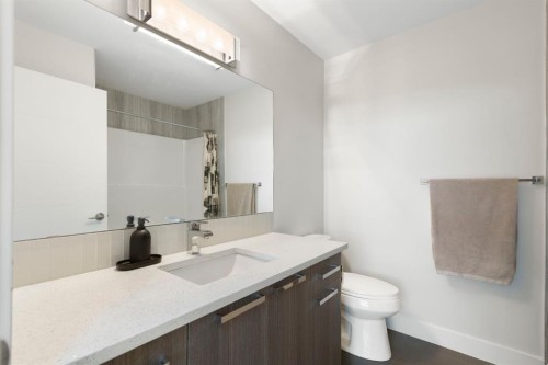 1810 43 Street Nw, Calgary, AB - Indoor Photo Showing Bathroom