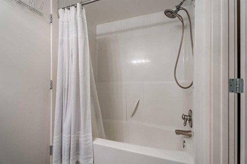 101-3704 15A Street Sw, Calgary, AB - Indoor Photo Showing Bathroom