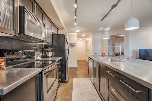 101-3704 15A Street Sw, Calgary, AB - Indoor Photo Showing Kitchen