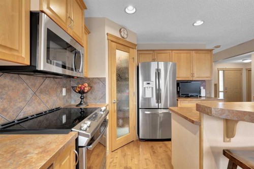 270 Everstone Drive Sw, Calgary, AB - Indoor Photo Showing Kitchen