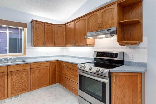 20 Willowbrook Gate Nw, Airdrie, AB - Indoor Photo Showing Kitchen With Double Sink