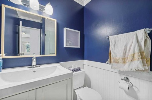B-518 18 Avenue Sw, Calgary, AB - Indoor Photo Showing Bathroom
