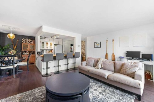 B-518 18 Avenue Sw, Calgary, AB - Indoor Photo Showing Living Room
