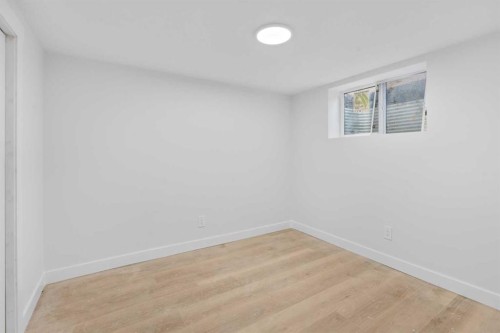 80 Hawkfield Crescent Nw, Calgary, AB - Indoor Photo Showing Bathroom