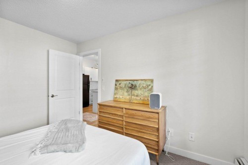 304-201 Sunset Drive, Cochrane, AB - Indoor Photo Showing Bedroom