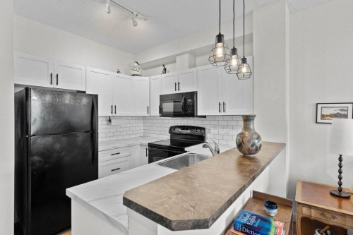 304-201 Sunset Drive, Cochrane, AB - Indoor Photo Showing Kitchen