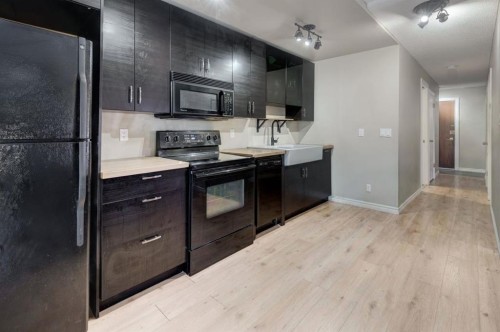 4-916 3 Avenue Nw, Calgary, AB - Indoor Photo Showing Kitchen