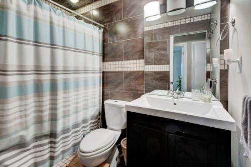 4-916 3 Avenue Nw, Calgary, AB - Indoor Photo Showing Bathroom