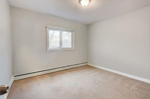 4-916 3 Avenue Nw, Calgary, AB - Indoor Photo Showing Other Room